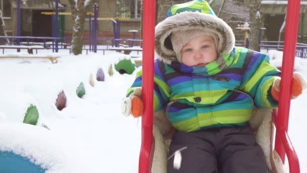 Dziecko na swing w zimie — Wideo stockowe