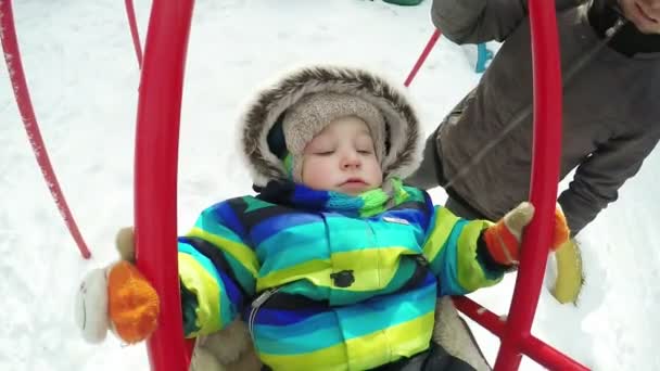 Enfant en mouvement en hiver — Video