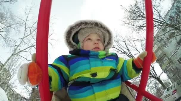 Bambino in altalena in inverno — Video Stock