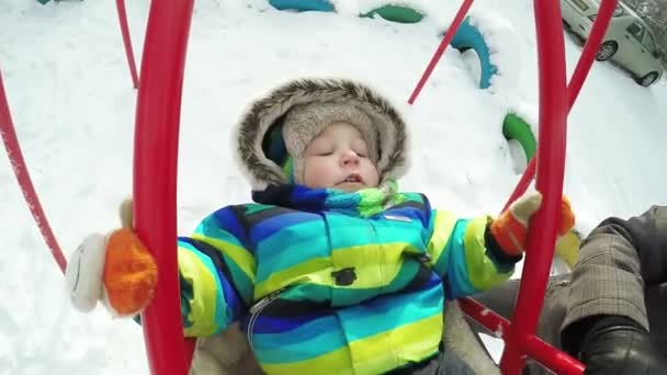 Enfant en mouvement en hiver — Video