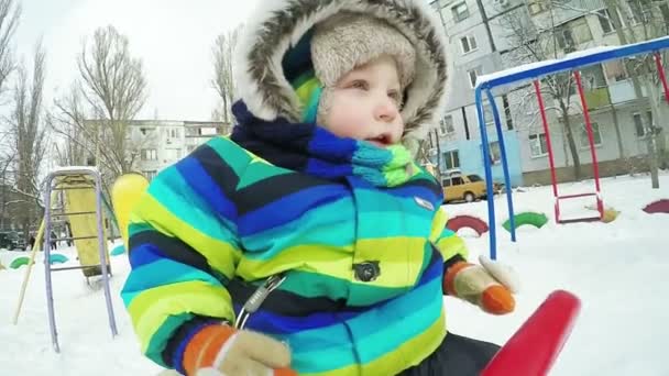 Enfant en mouvement en hiver — Video