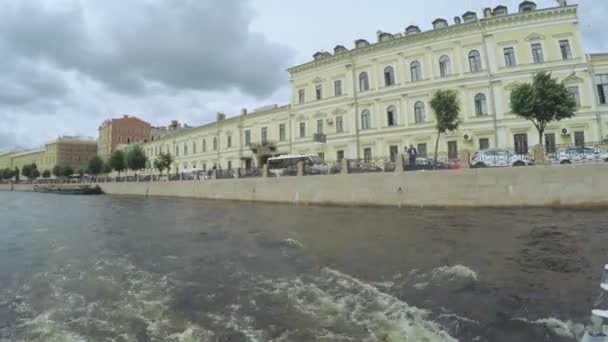 在圣彼得堡的十字路口渠道 — 图库视频影像