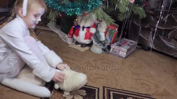 Dziewczyna dziecko w wizerunku kotów — Wideo stockowe
