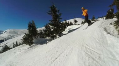 Kar dağlarından kayak yapan kadın.