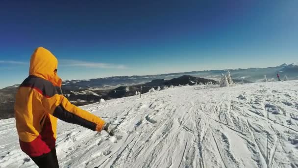 Kvinnelig nedstigning på ski fra snøfjellene – stockvideo