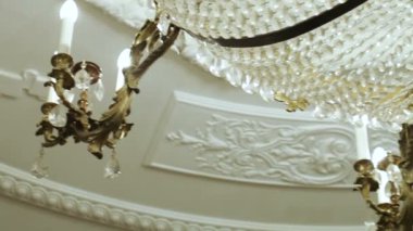 Pahalı kristal avize.