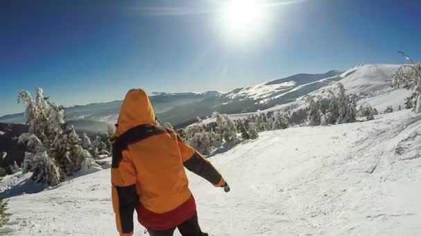 Žena Sestup na lyžích ze sněhových hor — Stock video