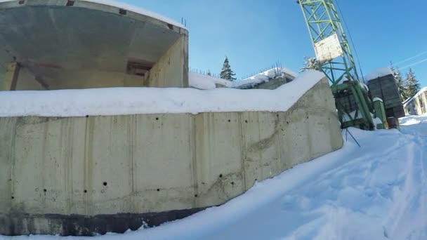 Edifício de tijolo inacabado no inverno — Vídeo de Stock