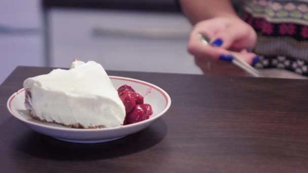 Chica añade cerezas a pastel de queso — Vídeos de Stock