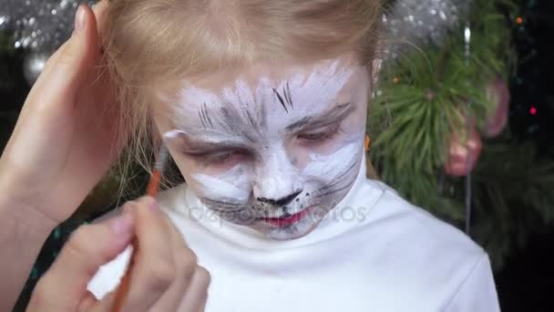 Sobre la chica pintada en la cara — Vídeo de stock