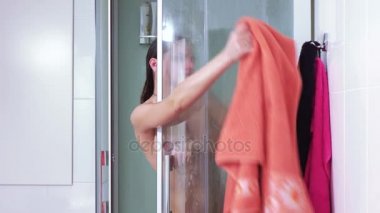 Kız kafasını duş yıkar.