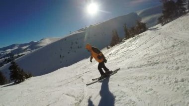 Kar dağlarından kayakla inen adam