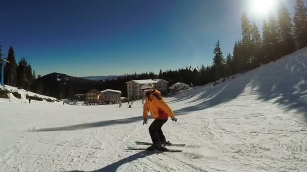 Mujer Descenso en esquís desde las montañas de nieve — Vídeos de Stock