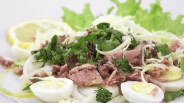 Salata balık ve Bıldırcın yumurta