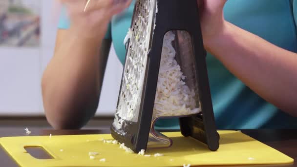 Trituración de queso en rallador — Vídeos de Stock