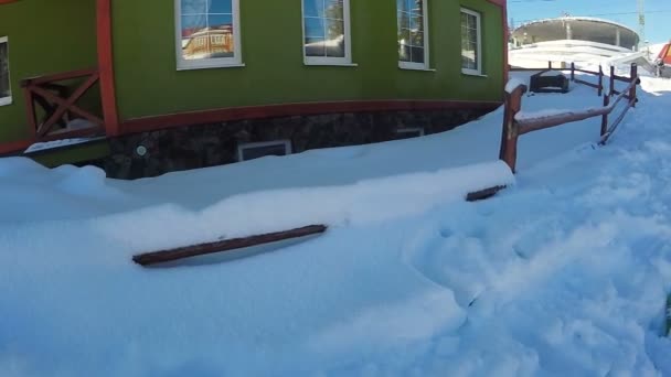 Puente de madera río de montaña — Vídeo de stock