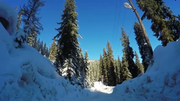 Winterstraße in den Bergen — Stockvideo