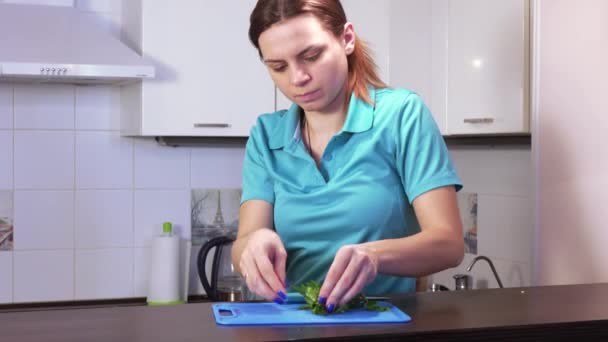 Corte de verdes em uma placa de corte — Vídeo de Stock