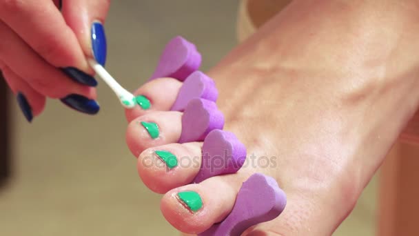 Обрізання нігтів на ногах — стокове відео