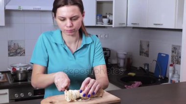 Pita ekmeği kesme Yeşiller ve peynir ile doldurulmuş