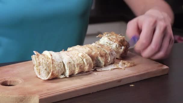 채소와 치즈 박제 피타 빵을 절단 — 비디오