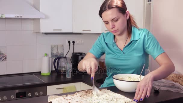 Подготовка пита-хлеба для начинки из зелени и сыра — стоковое видео