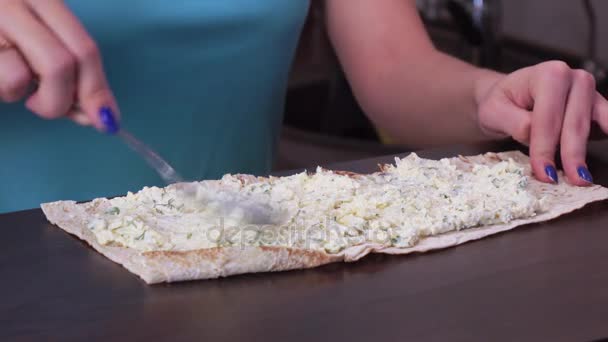 Torcer el pan de pita con un relleno de verdura y queso — Vídeo de stock