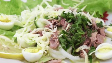 Salata balık ve Bıldırcın yumurta