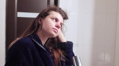 Kız kafasını duş yıkar.