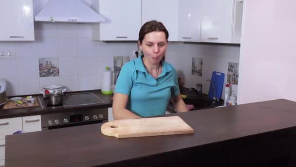 Cutting greens on a cutting board — Stock Video