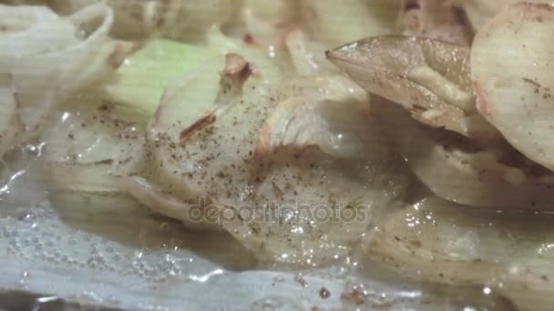Przygotowanie smażonych ryb z ziemniakami — Wideo stockowe