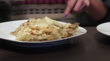 Kızarmış balık patates ile ekleme