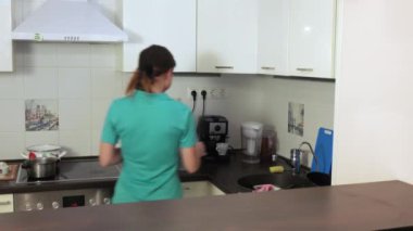 Ev hanımı hazırlar ve kahve sunmaktadır