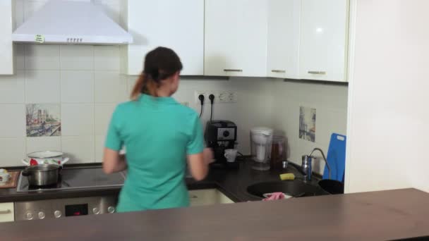 Домохозяйка готовит и подает кофе — стоковое видео