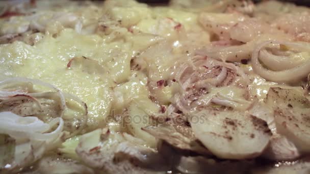 Zubereitung von gebratenem Fisch mit Kartoffeln — Stockvideo