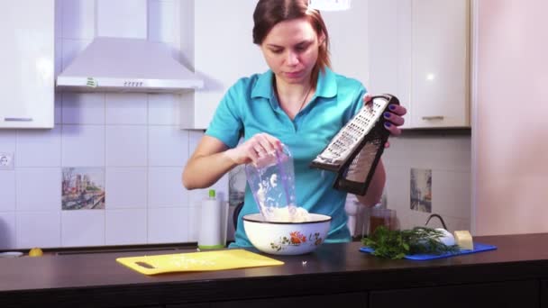 Trituración de queso en rallador — Vídeos de Stock