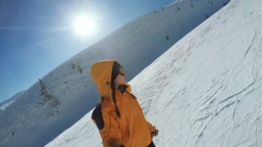 Kar dağlarından kayak yapan kadın.