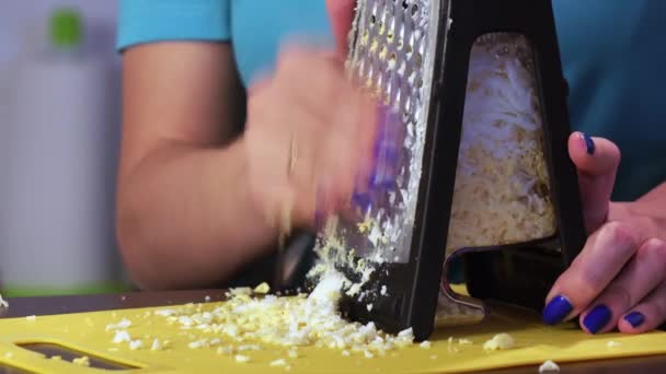 Chopping chicken egg with grater — Stock Video