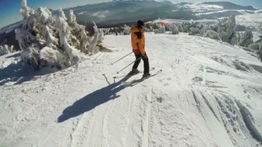 Kadın kayakçı yıkılışı