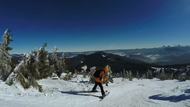 Man nedstigning på skidor från snöbergen — Stockvideo