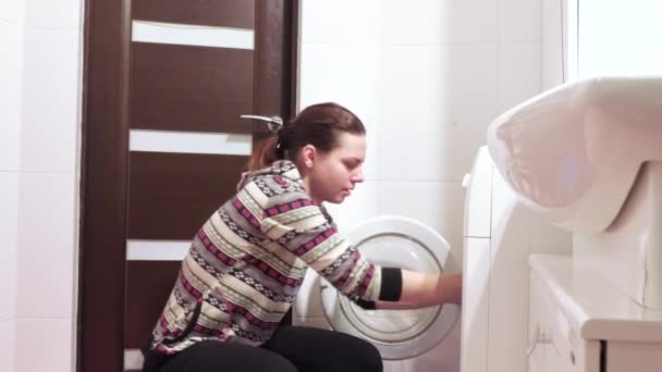 Loading of laundry in the washing machine — Stock Video