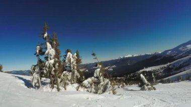 Kar dağlarından kayakla inen adam