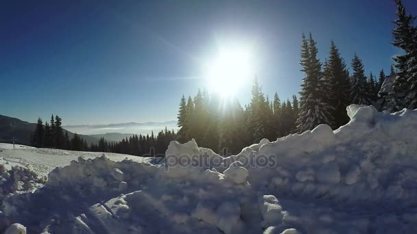 Kar snowdrifts dağ köyü — Stok video