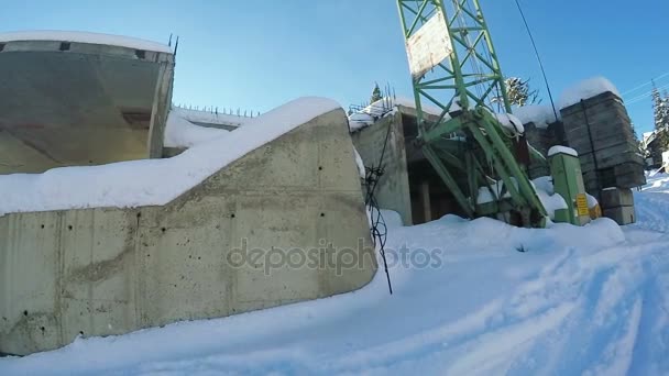 Edificio de ladrillo inacabado en invierno — Vídeos de Stock