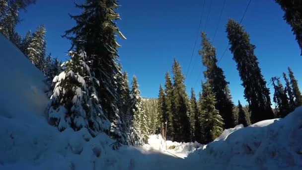 Estrada de inverno em montanhas — Vídeo de Stock