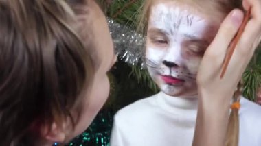 Yüzü boyanmış bir kıza