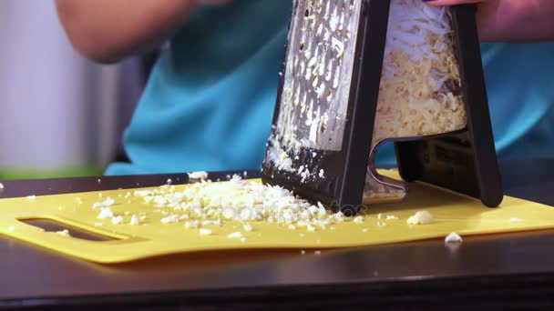 Cortando ovo de galinha com ralador — Vídeo de Stock