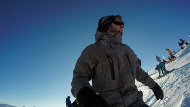 Человек спускается на лыжах со снежных гор — стоковое видео