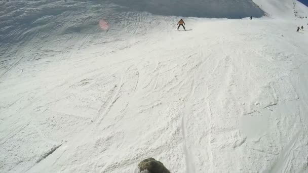 Man Afdalen op ski 's van de sneeuw bergen — Stockvideo