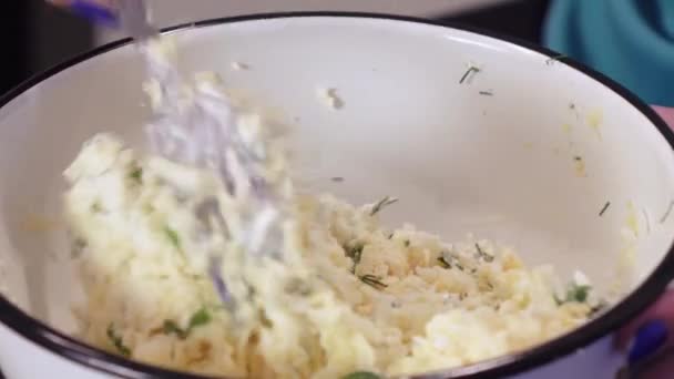 Voorbereiding van salade van Groenen en kaas — Stockvideo